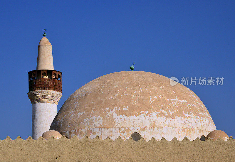 沙特阿拉伯，Al-Ahsa绿洲，易卜拉欣城堡，Qubbah / Ali Pasha清真寺的圆顶和尖塔